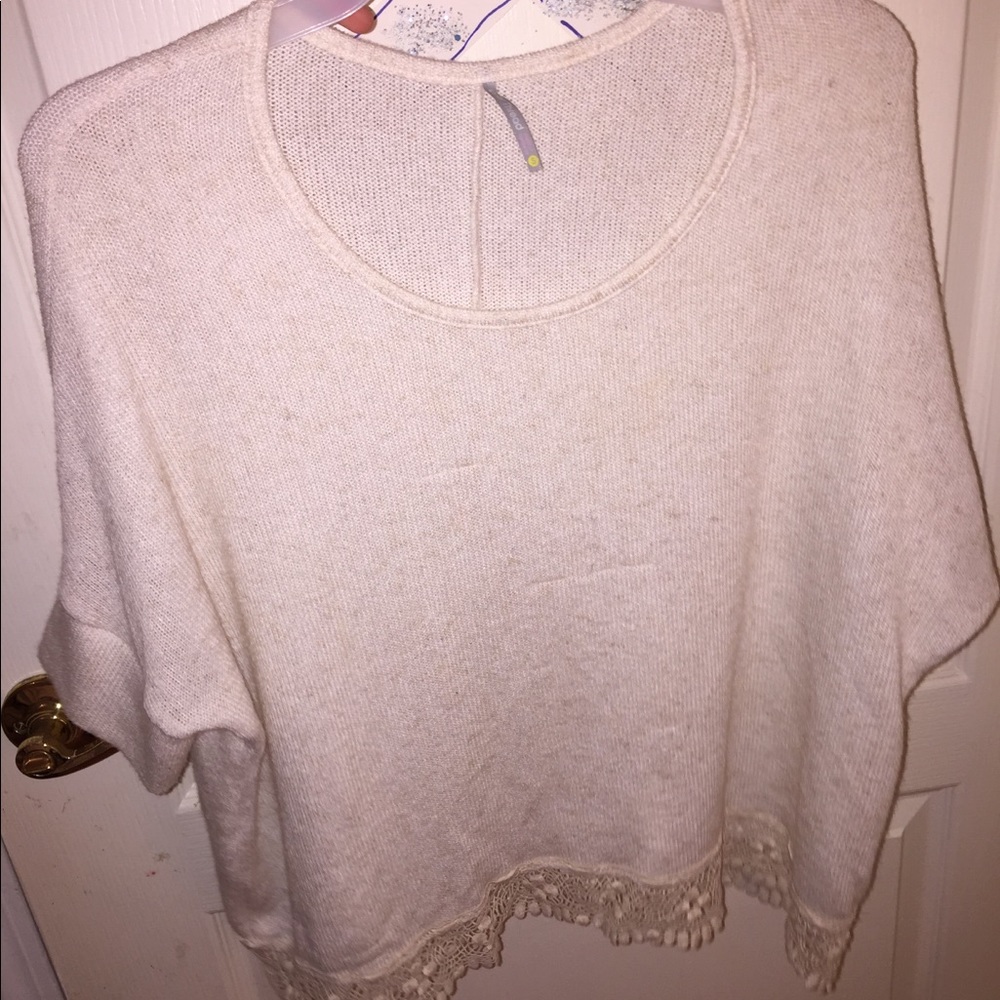 Color thread top w/ lace trim